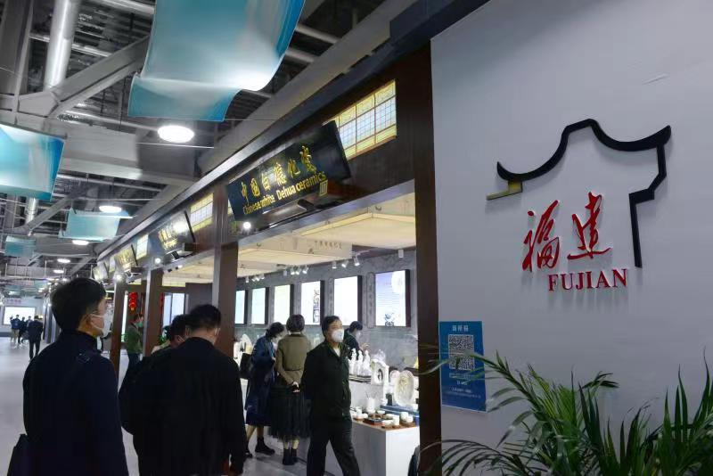 福建德化(huà)：暢通(tōng)“雙循環”展⼯藝 助力“中國(guó)白(bái)”闖世界